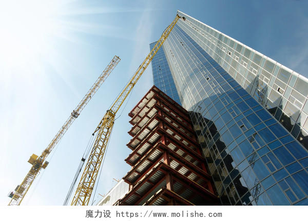 商务俯拍施工工地高楼建筑施工的建筑场景图